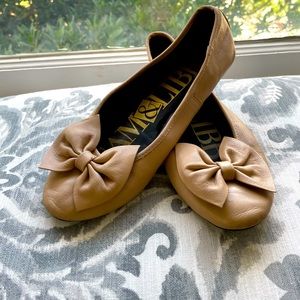 Beige ballet flats with bow.